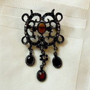 Onyx Black Vintage Brooch. Great looking Pin.